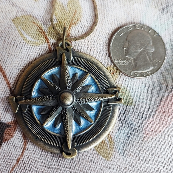 COMPASS Light Blue Pearlized Enamel Brass Tone Necklace Large Pendant Unsigned - Picture 4 of 5